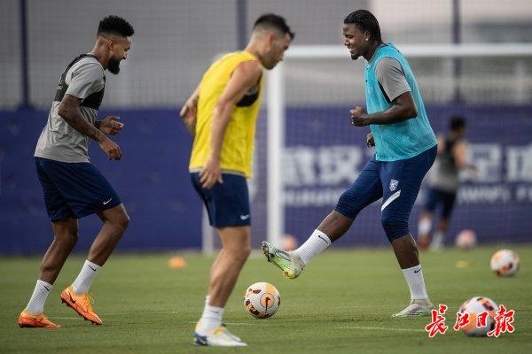 九游体育官网-武汉三镇训练开放日,加时末段内部沟通引欢呼,欧联在即,纪律约束更严格(六年级容斥原理50经典例题)